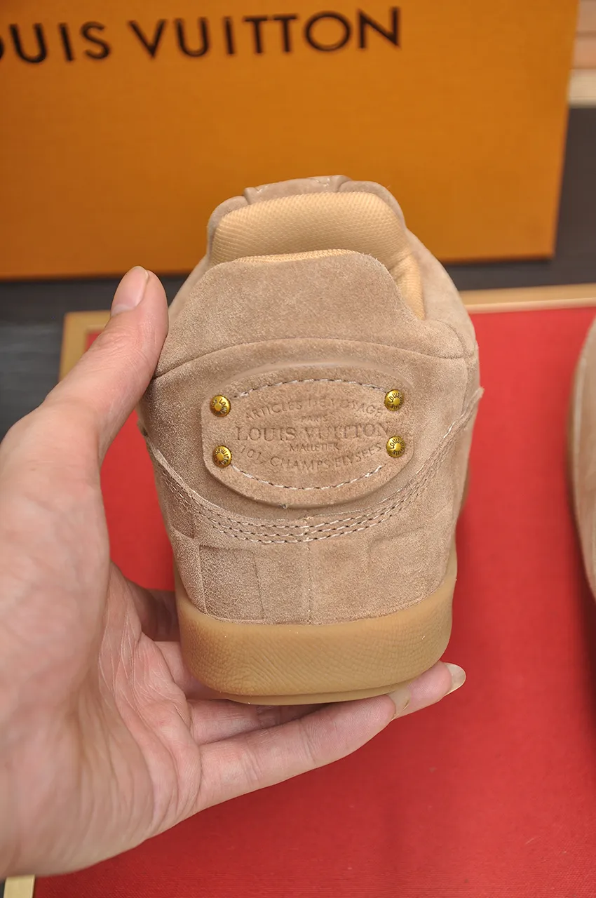 Men's men's shoes💰700💶 🔥New style🔥 LV co-branded nigo, ugly and cute😍Many Internet celebrities have put on their shoes, classic and versatile items.  ❄️Fabric: Imported high mercerized cow suede. ❄️Inner lining: high-grade elastic mesh, ❄️Outsole: original molded outsole, palm print rubber outsole with hidden L letter and Monongram flower ❄️Size: Female 35-41 (Female 41 customized), Male 39-46 (45-46 customized)